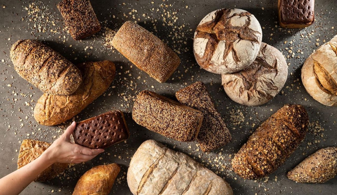 תמונת מוצרי לחמא בתפזורת, יד מושטת ולוקחת מאפה